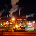 100716azucarera-nocturna La fábrica azucarera de La Bañeza ha sido profundamente reformada durante los últimos años. / Foto: E.S.
