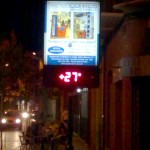 100825termometro27noche Periodismo ciudadano. 27 grados marcaba esta noche, en torno a las 23 horas, el termómetro de la calle del Reloj. Al mediodía llegó a marcar 41º en algún momento, según indicaron algunos ciudadanos a Ibañeza.es al enviar la foto tomada esta noche. La anunciada 'ola de calor' se ha dejado notar en La Bañeza, pero de una forma más leve de lo previsto. Para mañana se esperan máximas de 32 y mínimas de 16 grados. / Foto: Marcos