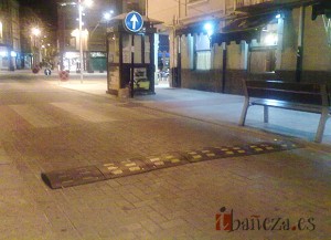 100831fotonoticia_badenmanueldiz Poco a poco se van completando los detalles pendientes en la reforma de la plaza Mayor de La Bañeza. Si con el proyecto se pretende dar mayor amplitud al espacio para los peatones, permitiendo el paso de vehículos exclusivamente por unas calzadas delimitadas, no todos los conductores son conscientes de la semipeatonalidad de la plaza ni todos los viandantes de la peligrosidad que suponen algunos vehículos que transitan a gran velocidad por la vía. Por ese motivo, para evitar posibles atropellos o graves consecuencias, un badén o resalto junto al paso de peatones entre Manuel Diz y la plaza 'obliga' a los conductores a reducir considerablemente la velocidad cuando se ha ignorado la señal vertical de la entrada de la calle. / Foto: M.G.A. (Periodismo ciudadano)