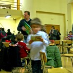 101127ninosbibliotecaconcursodibujo Después de dibujar, algunos no perdieron la oportunidad de echarle un vistazo a las estanterías de la biblioteca.
