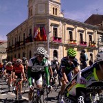 110415vueltaciclista La tercera etapa de la XXVI Vuelta ciclista a Castilla y León pasó esta mañana por La Bañeza, ante una plaza Mayor llena de espectadores. Minutos antes de las 2 de la tarde, el centro de la ciudad aguardaba el paso del pelotón que, camino del Alto de la Laguna de los Peces pasó por La Bañeza tras haber salido de Benavente. La Vuelta fue retransmitida por Castilla y León Televisión.