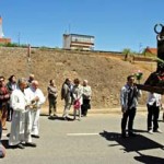 El sacerdote procede a bendecir el campo, ante la imagen de San Isidro.