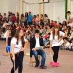 Alumnos durante una actuación.