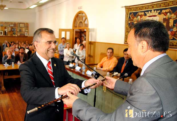 110611tomaposesionpalazuelo