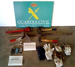120212detenidosrobomaterialvia