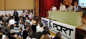 120516carmelitascharlaademar Los alumnos siguieron atentamente las explicaciones de los deportistas del Ademar León.
