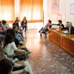 Los alumnos de Carmelitas siguieron atentamente las explicaciones del presidente de Aspace León, Juan José García Marcos.