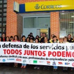 121018concentracioncorreos Concentración de trabajadores a las puertas de Correos en La Bañeza.