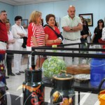 130615talleresaecc Un momento de la inauguración de la exposición de trabajos realizados en los talleres de la AECC.