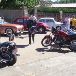 130616motoscochesclasicos Los coches y las motos fueron expuestas en Castrocalbón al inicio de la marcha. / Foto: E. García