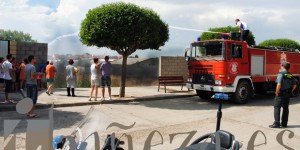 130812incendiosolarbomberos Un momento de la intervención de los bomberos voluntarios de La Bañeza en el incendio del solar.