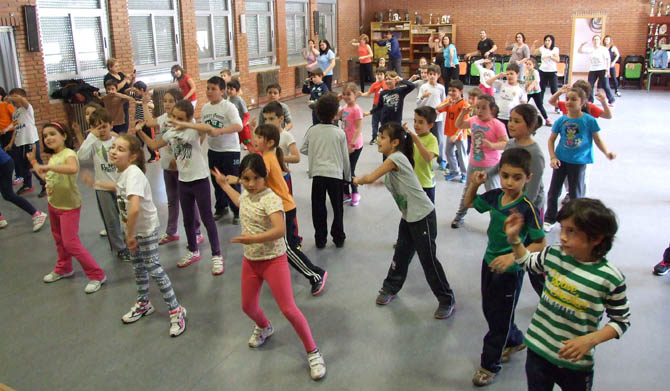 Talleres deportivos de zumba para alumnos de San José de Calasanz
