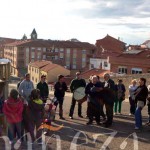 Ronda por los mayos de Monte Urba Parada de la ronda de los mayos en la cuesta del Túnel, ante la escena dedicada a 'La Pitina'.