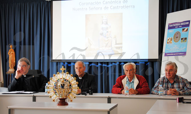 Presentación de la corona para la Virgen del Castro