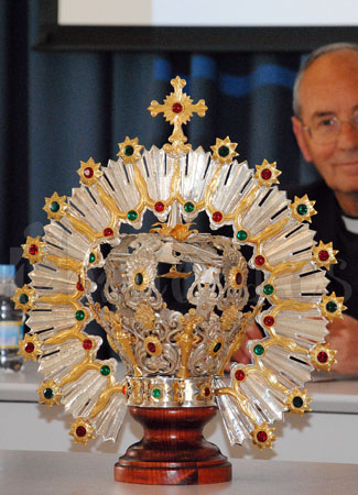 Presentación de la corona para la Virgen del Castro