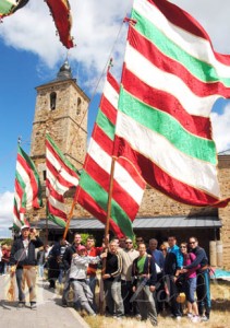 RomerÃa de las Pascuas de Pentecostés en el Santuario de la Virgen del Castro Los vecinos de Villamontán posan con su nuevo pendón, estrenado este sábado para ir a Castrotierra.