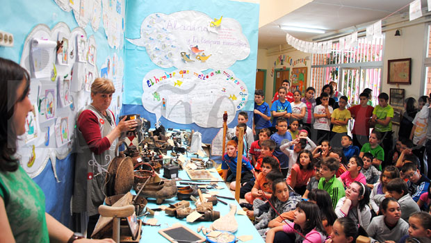 Exposición 'Cachivaches' en el colegio Teleno de La Bañeza