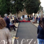 141101cementerio El sacerdote Arturo Cabo fue el encargado de dirigir el rezo del Santo Rosario antes de la eucaristía.