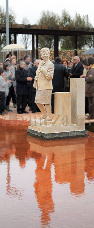 141108estatuapiedracharo