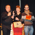 141129tierracomediantes2 El alcalde de Santa Elena, Jorge Fernández, con los actores de Fuera de Foco Teatro, obra ganadora.