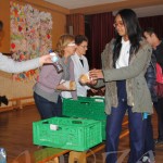 150304operacionbocata Un momento del reparto de bocadillos en el colegio Nuestra Señora del Carmen.