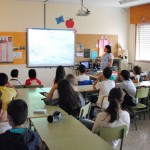 150604clasecolegioteleno Los alumnos escuchan las explicaciones de Rocío Gallego.