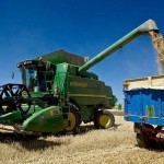 150708campocerealescosechadora Fotografía de archivo de una cosechadora en un campo de cereales.