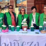 150808cuestacionaecc La presidenta (en el centro) con un grupo de voluntarias de la Junta Local de la AECC en La Bañeza.