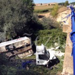 160928accidentecamioncebrones Estado en el que quedó el vehículo tras caer desde el puente.