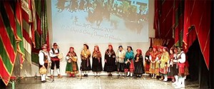 170526premiohilandonalija Los miembros de El Hilandón, tras recibir el premio. / Foto: J.A.G. - La Opinión de Zamora