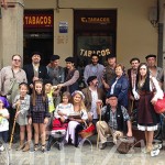 170527otroraestanco Los Otrora posan en una fotografía de grupo con la homenajeada delante del Estanco número 3.