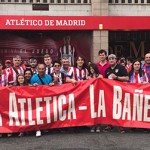 170528penaatleticomadrid Los peñistas bañezanos, con la pancarta en la mano, a las puertas del Vicente Calderón.