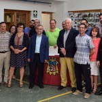 170728clausuraperix Los alumnos y profesores posan junto a las autoridades en la clausura del curso.