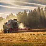 170808cosechadoracerealescampo Fotografía de archivo de una cosechadora en un campo de cereales.