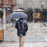 180109nevada Un viandante cruza la Plaza Mayor de La Bañeza mientras está nevando.