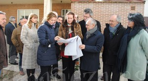 180126casadelapoesia La responsable del departamento municipal de Urbanismo presenta los planos de las obras.