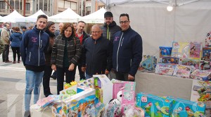 180407feriastocks Los concejales visitan el stand de la juguetería de La Bañeza Toy Store.