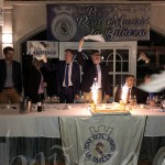 180421cenarealmadrid La tarta conmemorativa llegó al comedor con el himno del Real Madrid.