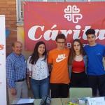 180616caritasornia El director de Cáritas, Benito Crespo, posa con algunos de los alumnos del IES Ornia.