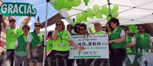 180617marchaesperanza El 'cheque' de 45.265 euros fue uno de los momentos más esperados de la jornada.