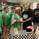 180903aecc-motoclub Mari Trini del Canto recibe la hucha de manos de José Javier Morla.