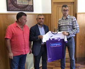 180920equipacionescuelafutbol Nueva camiseta que lucirán los equipos de la Escuela Municipal de Fútbol de La Bañeza.