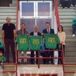 181114cajarural Representantes institucionales del Ayuntamiento y de Caja Rural durante la presentación de las sudaderas.