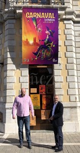 190221programacarnaval Fernando Lobato y José Miguel Palazuelo posan con el cartel del carnaval.