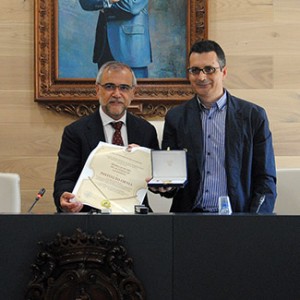 190523medallaoroornia Luis Miguel Suárez recogió la distinción de manos del alcalde, José Miguel Palazuelo.