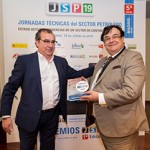 190624premiocastillo Juan José Monje recibe el galardón de manos de Julio Benito.