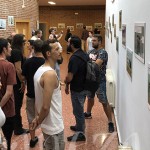 190719expololoatiras La exposición se encuentra en el pasillo de la biblioteca.