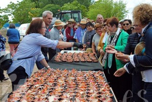 190922feriacebolla1 Los asistentes pudieron degustar las tapas con cebolla.