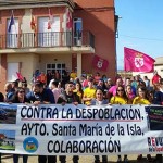 191012concentracionsantibanez La pancarta exige al Ayuntamiento de Santa María de la Isla colaboración.