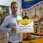 191014ordonopremio Ordoño Alonso posa con el diploma acreditativo del premio.